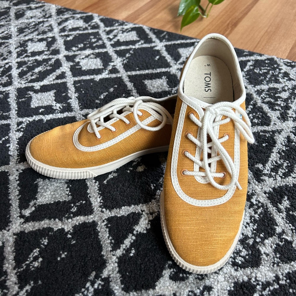 TOMS Lace Up Shoes